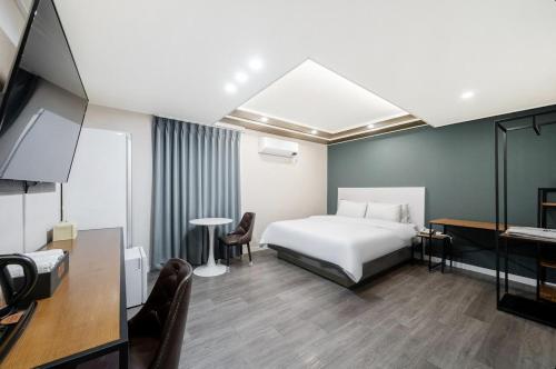 een hotelkamer met een bed en een bureau bij Jeonju Summit Stay in Jeonju