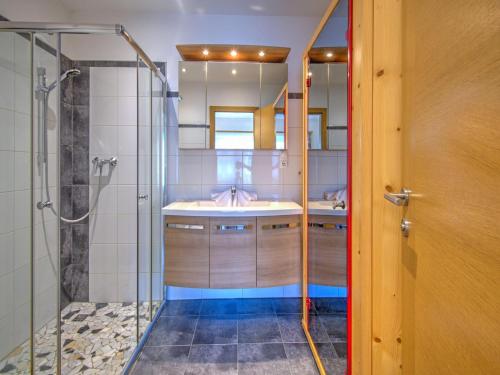 Ένα μπάνιο στο Comfortable Vicky Apartment in Wildschönau, cleaning included