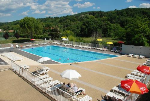 Swimming pool sa o malapit sa ULVF Hôtel Castel Luberon