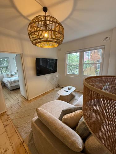 ein Wohnzimmer mit Sofa und Flachbildfernseher in der Unterkunft Bondi Palms in Sydney