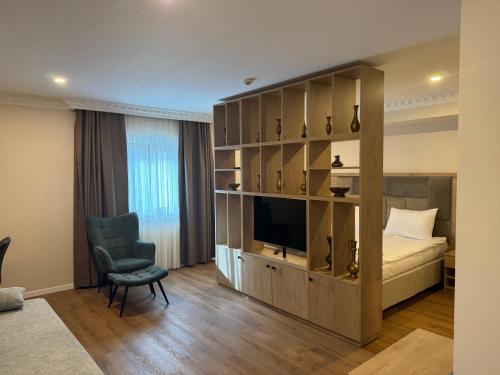 ゲーラにあるPromenaden Hotelのベッドとテレビのある寝室