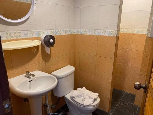 een kleine badkamer met toilet en wastafel bij our home at lanta in Koh Lanta