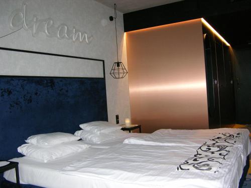 a bedroom with a bed with white sheets and pillows at Czarna Góra- Biała Perła z mini aneksem - 403 in Sienna