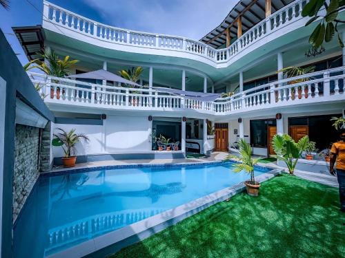 een exterieuraanzicht van een huis met een zwembad bij Wish Maamigili in Maamigili