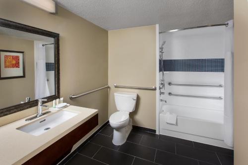 亞特蘭大的住宿－亞特蘭大中城駐橋套房假日酒店，浴室配有卫生间、盥洗盆和淋浴。