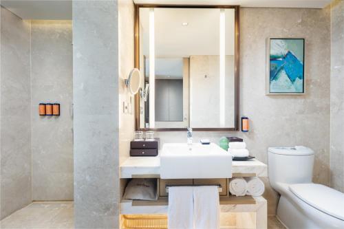 un baño con lavabo e inodoro en Grand Metropark Hotel Beijing, en Beijing