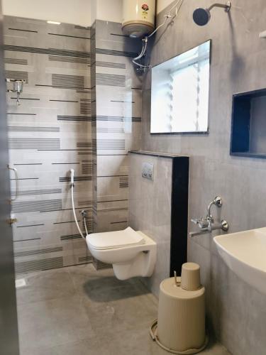 a bathroom with a toilet and a sink at Jayanthi Mahal in Tiruchirappalli