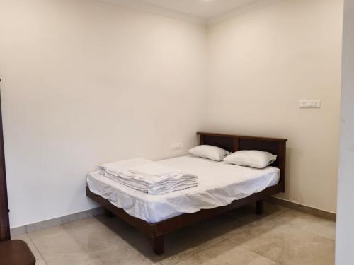 Postel nebo postele na pokoji v ubytování Jayanthi Mahal