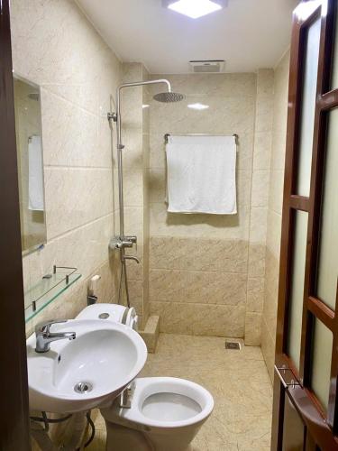 a bathroom with a sink and a toilet and a shower at Motel Rose in Hue