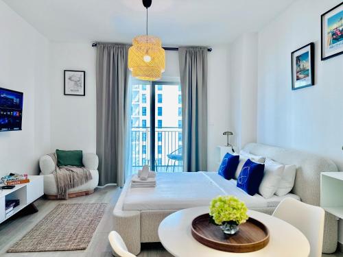 Modern Studio in Waters Edge Pool & Canal Views