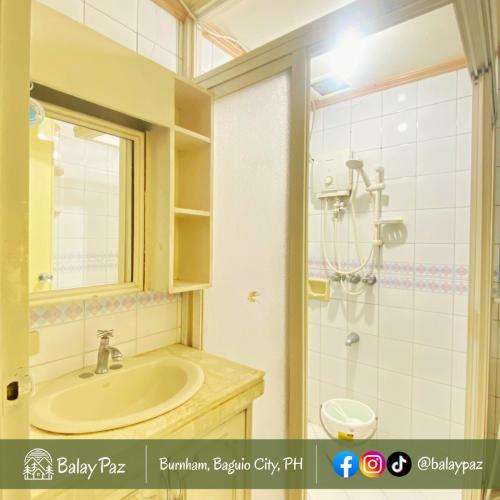 ein Badezimmer mit Waschbecken und Dusche in der Unterkunft City View 2BR Home in Burnham - Dalisay Unit by Balay Paz in Baguio City
