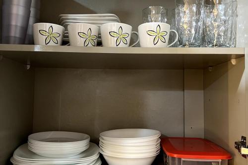 un estante lleno de platos y tazas y tazones en Refugio del Mar, en Manta