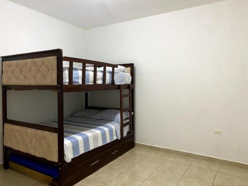 Un dormitorio con dos literas en una habitación. en Refugio del Mar, en Manta