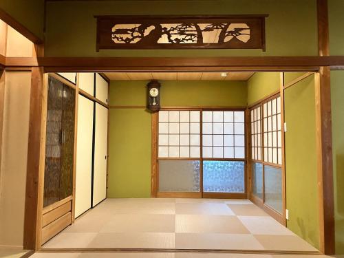 an empty room with a door and a window at イマヅのかくれ家 in Fukuoka