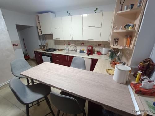 eine Küche mit einem Tisch und Stühlen darin in der Unterkunft Casa FLOREA in Vama Buzăului
