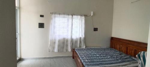 Ένα ή περισσότερα κρεβάτια σε δωμάτιο στο Kumar's Divinestay