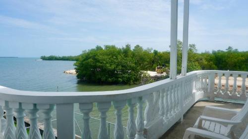 ベリーズシティにあるSee Belize WATERSIDE Sea View Apt for 6 with Kitchen, Balcony, Infinity POOL & Overwater Deck, 2nd Floorの水の景色を望むバルコニー