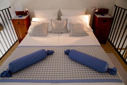 1 cama grande con 2 almohadas azules en TEN-Punat Apartments en Punat