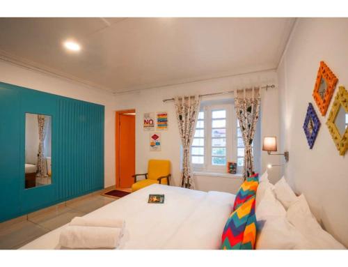 um quarto com uma cama branca e uma janela em goSTOPS Srinagar em Srinagar