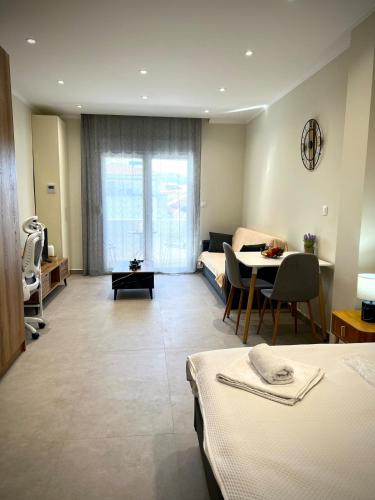 een slaapkamer met twee bedden en een woonkamer bij Fillio's Apartment 2, Ptolemaida in Ptolemaida