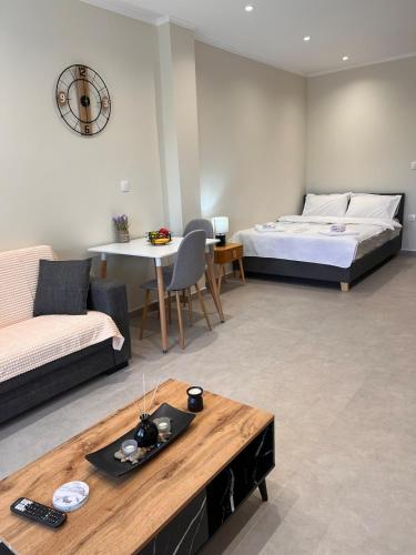 een woonkamer met een bed en een salontafel bij Fillio's Apartment 2, Ptolemaida in Ptolemaida