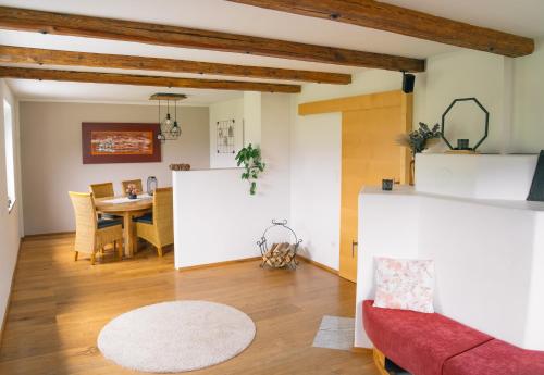 uma sala de estar com um sofá vermelho e uma mesa em Relax in Thaur em Thaur