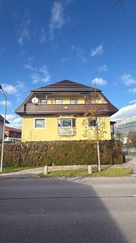 a yellow house sitting on the side of a street at Am Stadtpark in Reutte