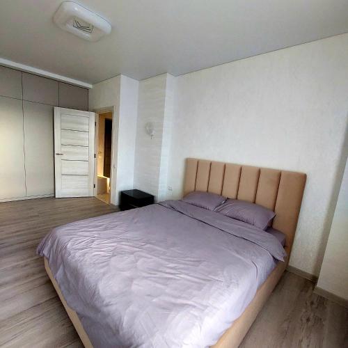 Ένα ή περισσότερα κρεβάτια σε δωμάτιο στο Однокімнатна квартира ЖК Над Бугом