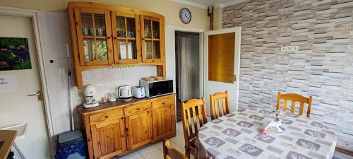 バラトンフゥルドヴァールにあるHoliday home in Balatonföldvar 36529のキッチン(テーブル、カウンター、電子レンジ付)