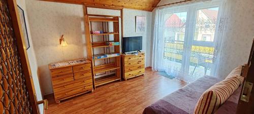 バラトンフゥルドヴァールにあるHoliday home in Balatonföldvar 36529のリビングルーム(エンターテイメントセンター、テレビ付)
