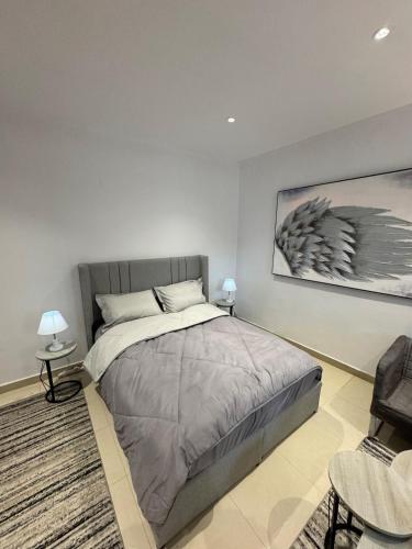 Postel nebo postele na pokoji v ubytování A studio in the heart of Khobar