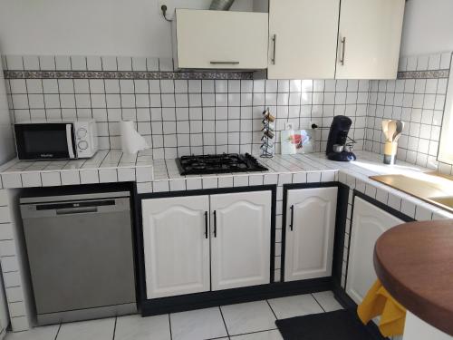 Η κουζίνα ή μικρή κουζίνα στο Pâquerette - Maison familiale au calme avec jardin