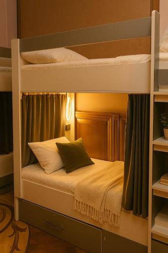 ein Schlafzimmer mit zwei Etagenbetten in einem Zimmer in der Unterkunft Veluna Inn Hostel in Baku