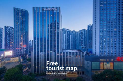 une silhouette urbaine avec de hauts gratte-ciel et une carte touristique gratuite dans l'établissement Le Meridien Chongqing Nan'an, à Chongqing