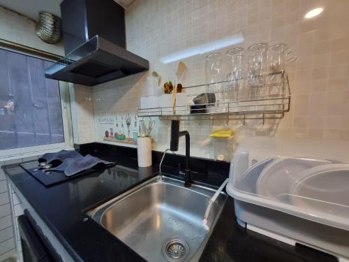 una cocina con fregadero y encimera en RB9 Oliver's House in Kaset, en Ban Yang