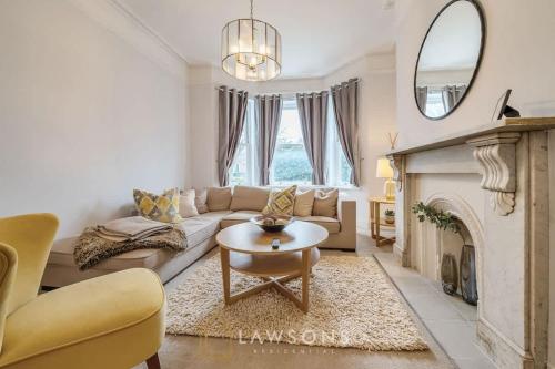 ein Wohnzimmer mit Sofa und Kamin in der Unterkunft Luxury 5BR Villa I Central & Free Parking in Windsor