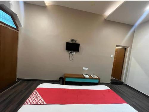 Televiisor ja/või meelelahutuskeskus majutusasutuses Hotal Shree Rameshwaram Ayodhya Dham Nearby Temple