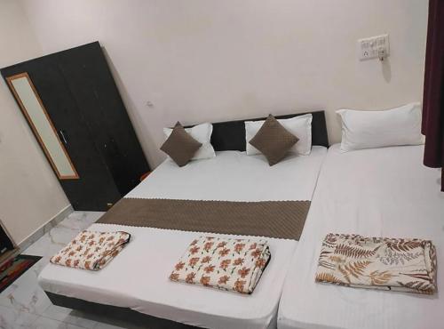 Voodi või voodid majutusasutuse Hotal Shree Rameshwaram Ayodhya Dham Nearby Temple toas