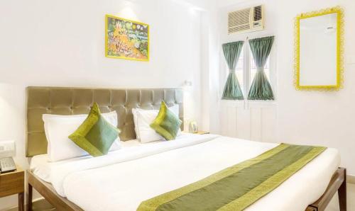 Postel nebo postele na pokoji v ubytování Mayfair Hotel