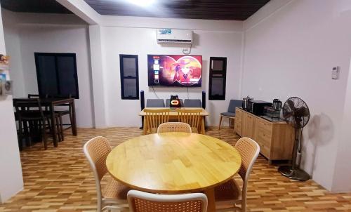 TV a/nebo společenská místnost v ubytování The Simple Farm House with a Roofdeck - Entire house, Santa Rosa, San Juan, LU