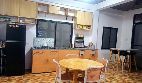 Kuchyň nebo kuchyňský kout v ubytování The Simple Farm House with a Roofdeck - Entire house, Santa Rosa, San Juan, LU