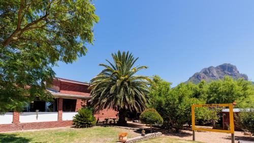 En generel udsigt til bjerge eller udsigt til bjerge taget fra pensionatet