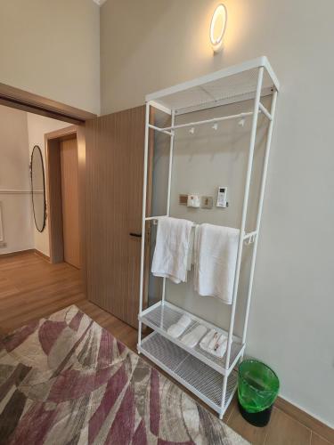 a bathroom with a towel rack with towels at استراحة غوانا 