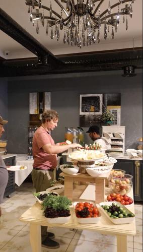 巴库Alis Business Hotel baku的几个人在厨房准备食物