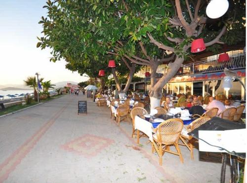 Un restaurante o sitio para comer en Deniz Hotel