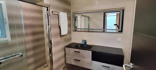 Ένα μπάνιο στο LMY Residency Hotel Apartments Facing Centaurus Mall - Elysium Tower Islmabad