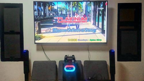 TV a/nebo společenská místnost v ubytování The Simple Farm House with a Roofdeck - Entire house, Santa Rosa, San Juan, LU