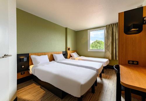 Ένα ή περισσότερα κρεβάτια σε δωμάτιο στο B&B HOTEL Marne-la-Vallée Bussy-Saint-Georges