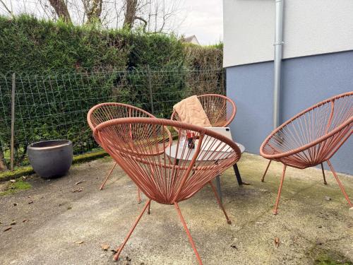 a couple of chairs sitting next to a fence at L'intime in Dingsheim