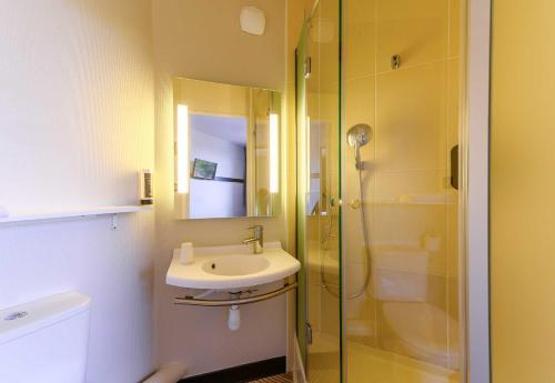 Ένα μπάνιο στο B&B HOTEL Marne-la-Vallée Bussy-Saint-Georges